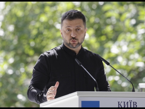 Zelensky, 100mila famiglie senza corrente dopo raid russi