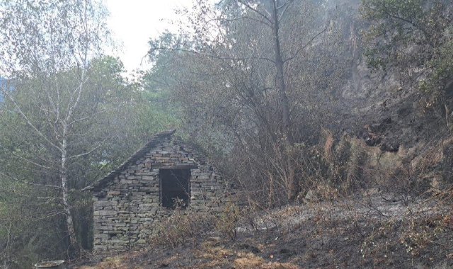L’incendio nella vegetazione vicino all’abitato di Beura Cardezza