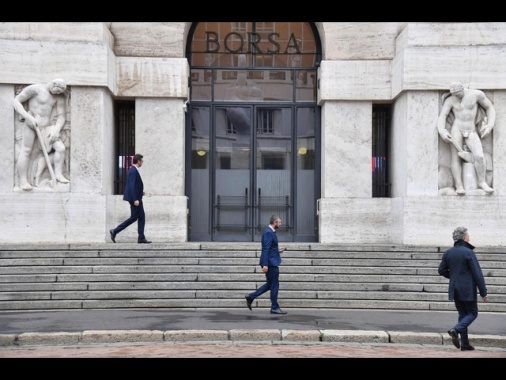 Borsa: Milano apre piatta poi sale (+0,3%), bene Stellantis