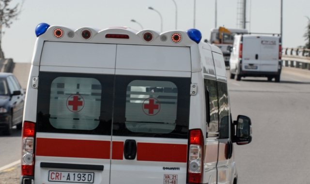 Nudo per strada, allarme nel Saronnese