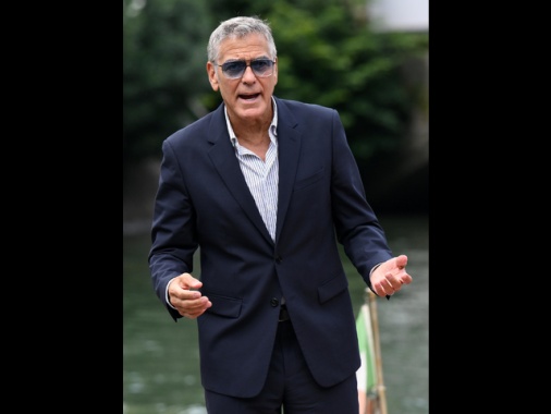 Clooney assente alla conferenza stampa al Lido, 'ha la sinusite'
