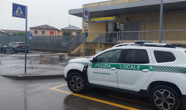 La polizia locale di Arcisate ha ospitato i due bambini  fino all’arrivo dei genitori da Porto Ceresio