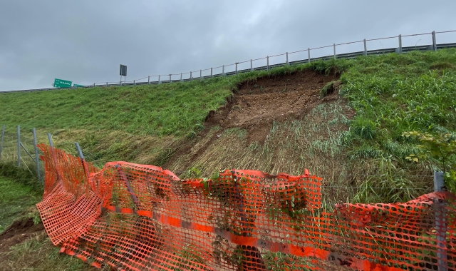 Lo smottamento della massicciata della A9 tra Saronno e Gerenzano (foto Domenico Ghiotto, Blitz)
