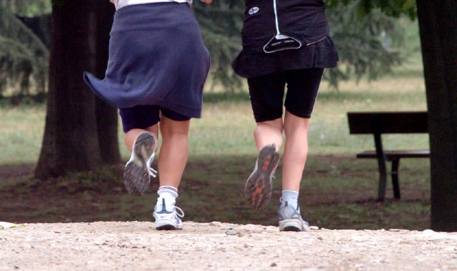 Lei fa jogging, lui la insegue nonostante il divieto: arrestato 61enne