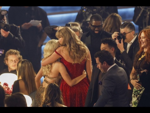 'Meta ha creato chatbot osè di Swift e altri vip senza loro ok'