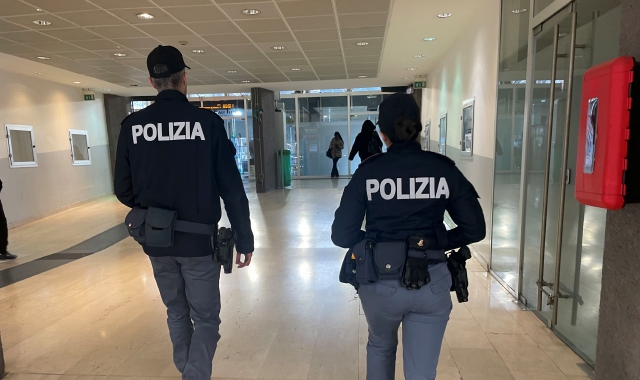 Trova zaino con 1.600 euro e lo consegna alla Polizia