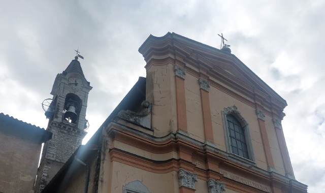 Fulmine colpisce campanile: campane e orologio stop