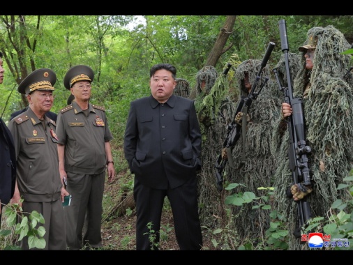 Kim Jong Un riceve le famiglie dei soldati caduti in Russia