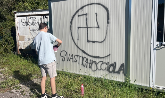 Le scritte (foto Angelo Puricelli/BLITZ)