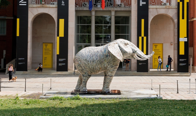 Un elefante davanti alla Triennale