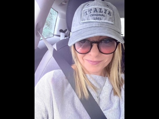 Il post di Meloni, selfie con il cappellino e 'buona domenica'