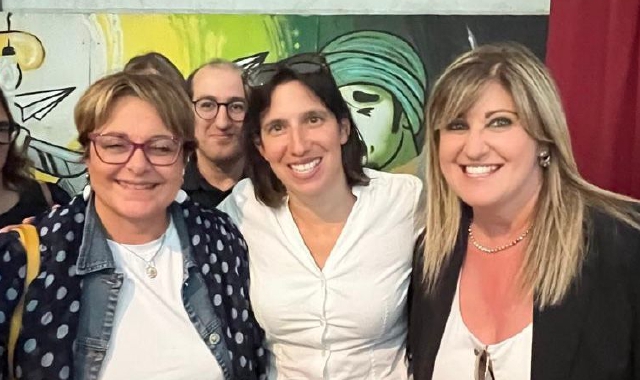 Da sinistra, la sindaca di Saronno Ilaria Pagani al fianco della segretaria nazionale del Pd Elly Schlein alla Festa dell’Unità della Schiranna
