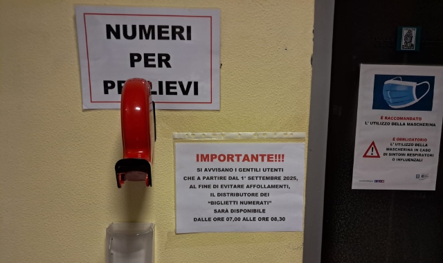 Il cartello accanto al distributore