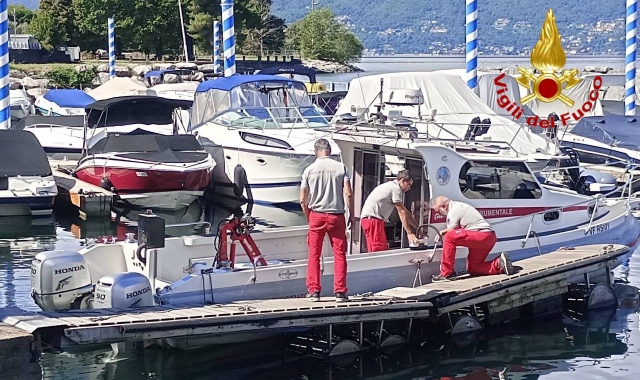 Gli operatori al lavoro per preparare l’imbarcazione che servirà da piattaforma operativa per il Rov