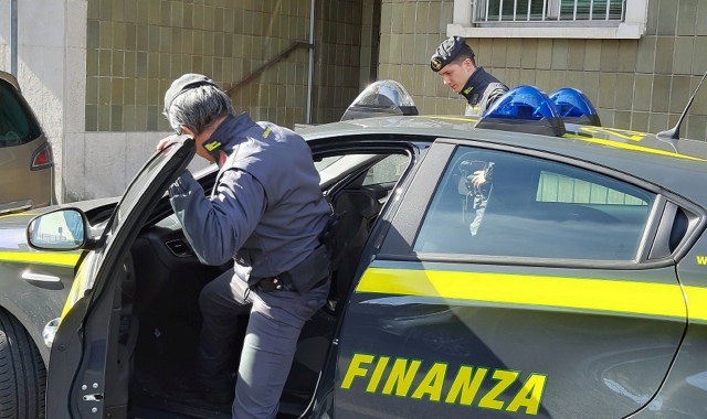 Auto clonata e droga. Arresto della Gdf