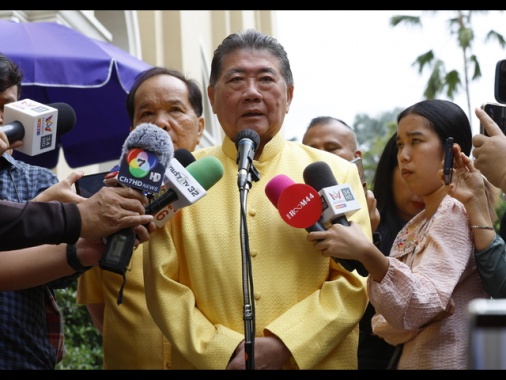 Thailandia, primo ministro chiede scioglimento parlamento