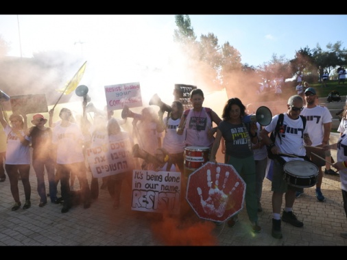Manifestanti incendiano cassonetti intorno casa Netanyahu