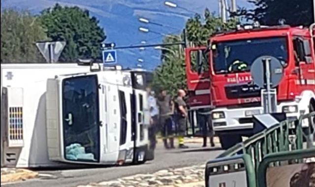 Camion si ribalta, disagi sulla 233