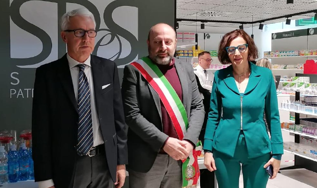 Mauro Pettinicchio, il sindaco di Somma Lombardo Stefano Bellaria e Laura Daverio nel 2024 alla riapertura della farmacia di Spes a Malpensa