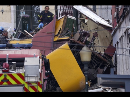 Si schianta storica funicolare a Lisbona, almeno 15 morti