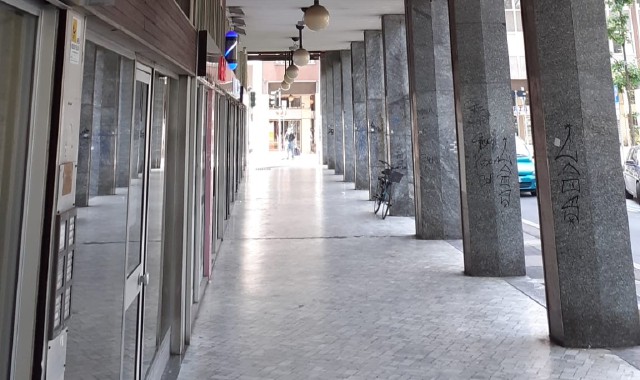 La rissa è avvenuta sotto i portici di piazza Giovanni XXIII (foto Archivio)