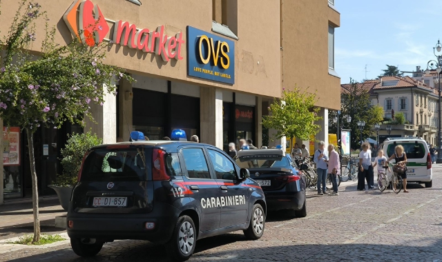 Semina il caos all'Ovs: arrivano carabinieri e polizia
