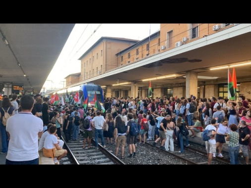 Centinaia di pro Pal bloccano treni in stazione a Pisa