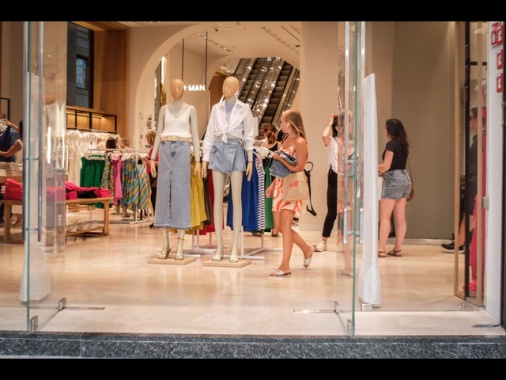 Il commercio frena a luglio, pesa il calo degli alimentari