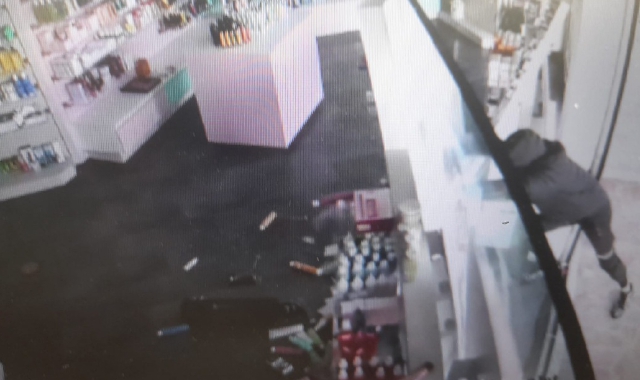 Il ladro ripreso dalle telecamere di videosorveglianza della farmacia