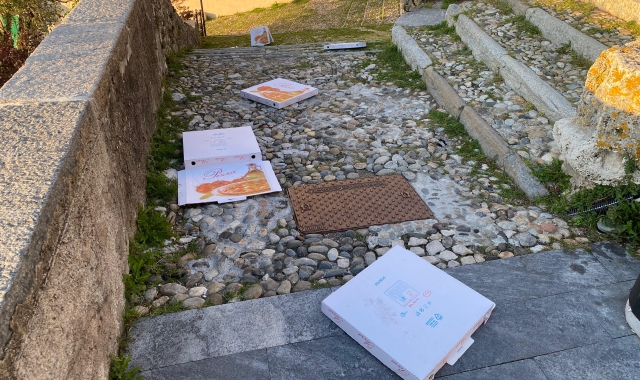 Alba di immondizia al Sacro Monte