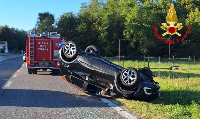 Scontro a Brebbia, auto ribaltata