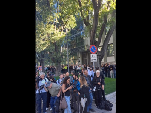 Armani, in centinaia in fila dalle 7 per l'ultimo saluto