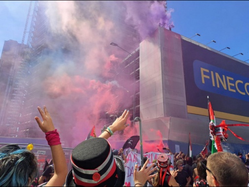 Corteo Leoncavallo, uova e petardi contro le forze dell'ordine