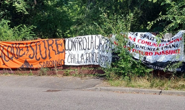 Gli striscioni esposti lungo la recinzione