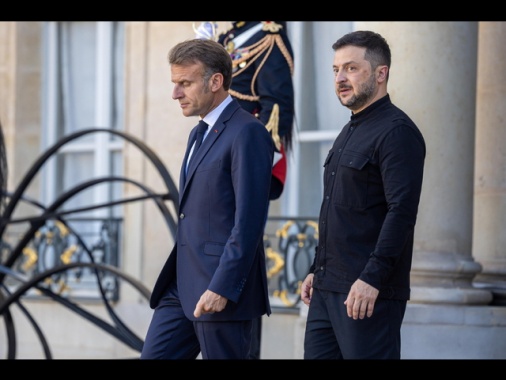 'Mosca non vuole la pace', Macron chiama Zelensky