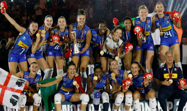 La gioia di Alessia Orro (votata come miglior giocatrice dei Mondiali in Thailandia) in braccio a Miriam Sylla. A sinistra la fellcità del commissario tecnico azzurro Julio Velasco. In alto la Nazionale italiana al completo sul podio di Bangkok (foto Ansa