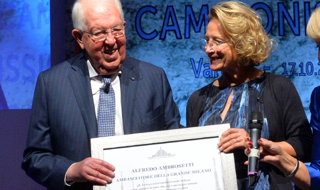 Sopra Lella e Alfredo Ambrosetti, qui la camera ardente con il libro delle testimonianze, la foto di famiglia e le autobiografie, a sinistra il senatore a vita Mario Monti che lascia il suo ricordo  (foto Blitz)