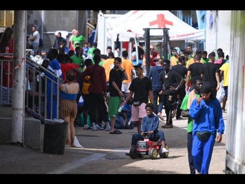 Ancora sbarchi a Lampedusa,1.531 migranti nell'hotspot