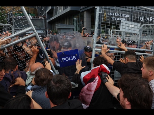 Manifestazione a Istanbul, polizia aziona cannoni e lacrimogeni