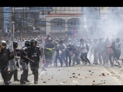 Almeno 10 morti in Nepal a proteste contro divieto social