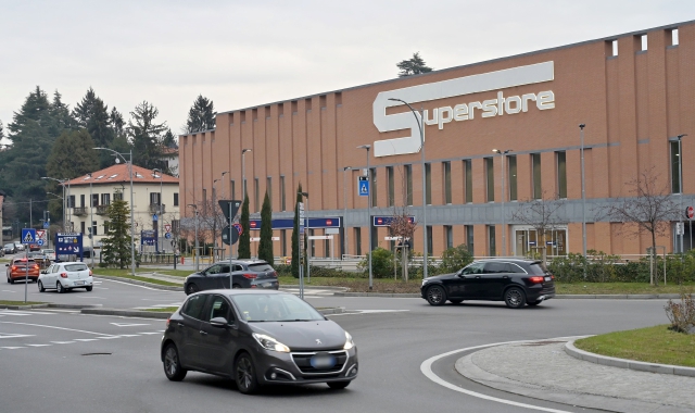 Varese, truffa delle monetine nel parcheggio dell’Esselunga