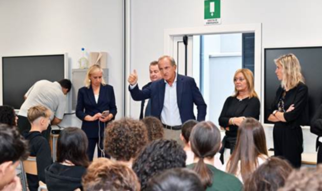 Il sindaco di Busto Arsizio Emanuele Antonelli ha accolto gli studenti dei licei quadriennali internazionali di ACOF Olga Fiorini