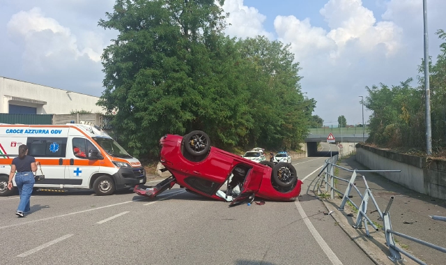 Si ribalta con l'auto: illeso