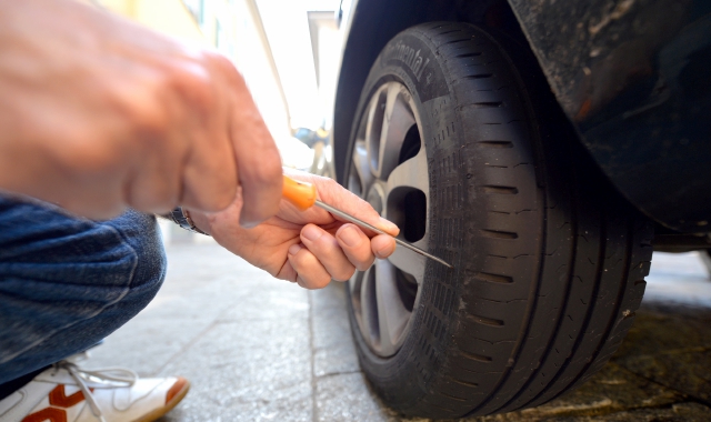 Strage di pneumatici, denunciato 50enne