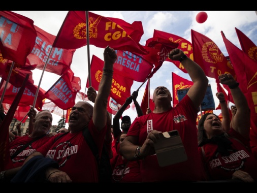 Sindacati a Filosa, urgente incontro per rilancio Stellantis