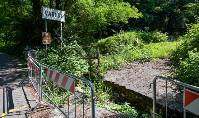 La strada transennata. I lavori inizieranno a breve (foto Blitz)