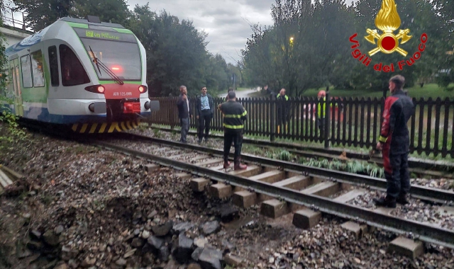 Treno fermato a pochi metri dalla voragine