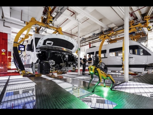 Sale a luglio la produzione industriale, +0,4% su mese