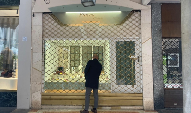 La gioielleria dove è avvenuta la rapina (foto Angelo Puricelli/BLITZ)