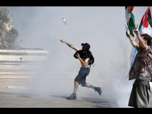 Bloquons Tout, scontri a Parigi, in fiamme un ristorante